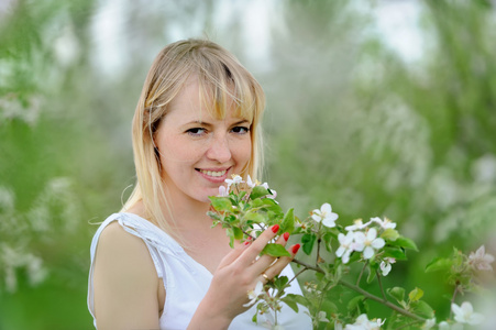 盛开的苹果花花园里的女人