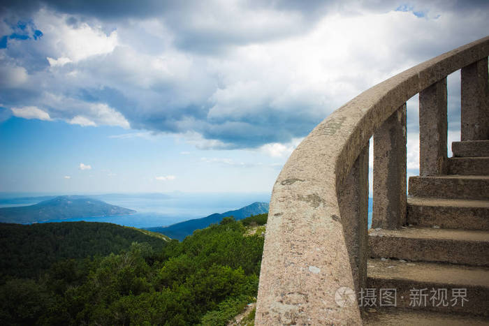 浪漫概念旧的混凝土楼梯中世纪塔在高山之上岩石森林自然美丽的风景在