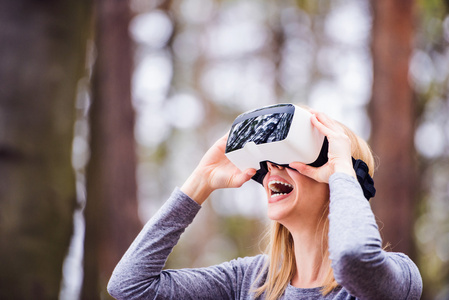 女人穿着虚拟现实的护目镜