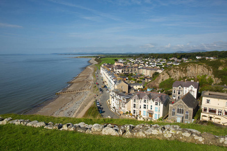 圭内斯位于南部卡纳芬在夏天开衫湾 Criccieth 北威尔士英国海岸城