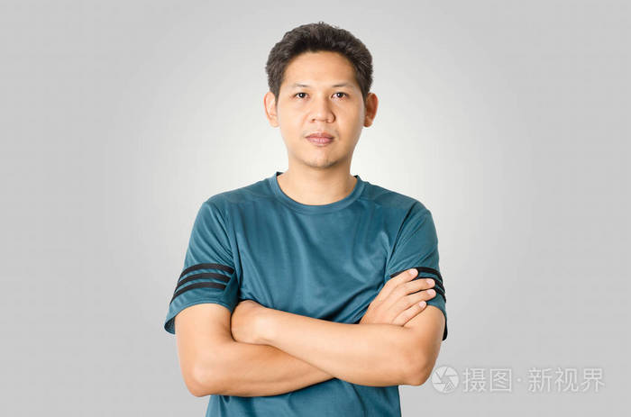 灰色的背景上孤立的亚洲人的肖像