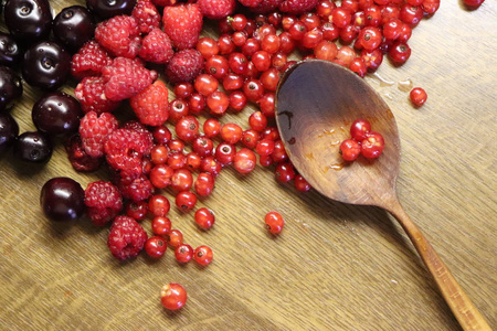 红醋栗, 树莓和樱桃木制勺子桌