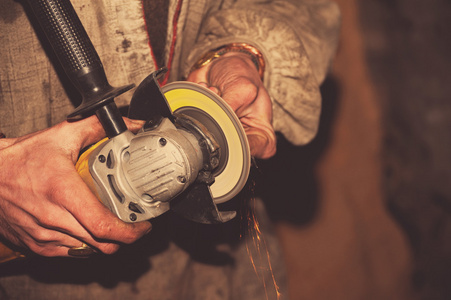 工厂在手角向磨光机在手照片