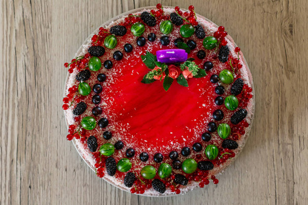 美味的健康素食, 不要烘烤草莓芝士蛋糕, 用新鲜的红色浆果和绿色薄荷叶装饰。复制空间