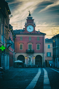 意大利老城的钟楼和药房标志