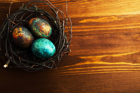 复活节彩蛋上木制的背景。复活节彩蛋的不同 co