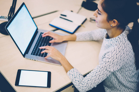 女性经理的高级视图在笔记本电脑上键入模拟屏幕制作研究在线上, 女实业家使用空白显示器的现代技术在网页上进行付款