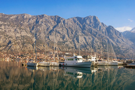 冬天地中海风景。黑山, Kotor 湾, 莫村附近的码头景观