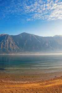 阳光明媚的冬季地中海景观。黑山, Kotor, 亚得里亚海湾景观