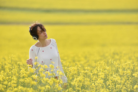 听音乐的耳机在 th 的白种人美女