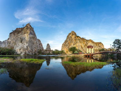 岩石山, 考再造石公园, 在水中的桥梁和倒影, 泰国