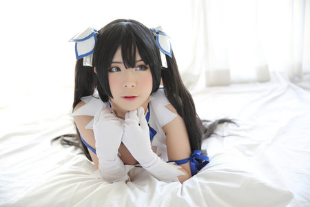 赫斯提亚 Cosplay 肖像女孩在白色主题