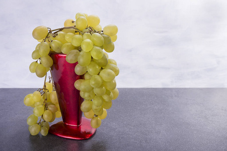 葡萄是甜的, 黄色的水果在红色的花瓶上。