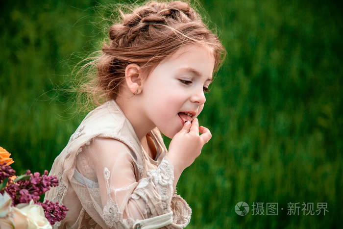 小女婴,她在一次野餐的性质