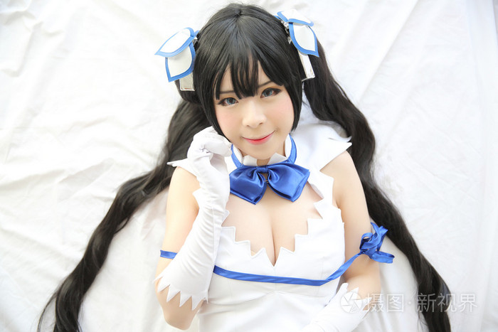 赫斯提亚 Cosplay 肖像女孩在白色主题