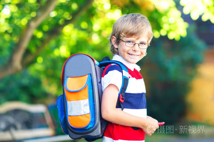 第一天上学的书包的小小孩男孩