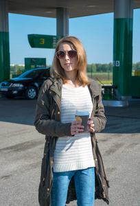 一杯咖啡在一个加油站的女孩图片