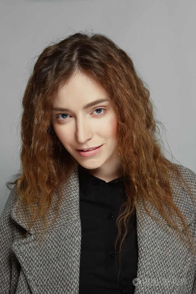 夏时制的红头发与清新自然的苍白模型肖像