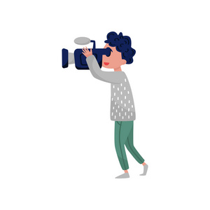 摄影师与专业设备.看着摄像机的年轻人电影制作主题.卡通男主角.