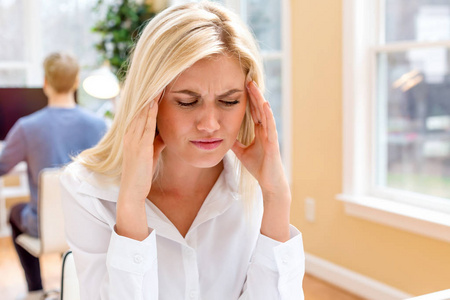 感到有压力的年轻女人照片