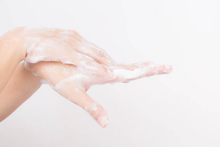 亚洲妇女手洗白色背景肥皂气泡