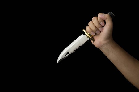 敌对双方的部队手拿着一把战斗刀, 用修剪路径隔离在黑色背景上照片