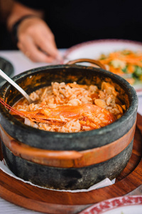 汤米的枪佛得角民族美食: 传统石碗中的 cachupa 虾照片