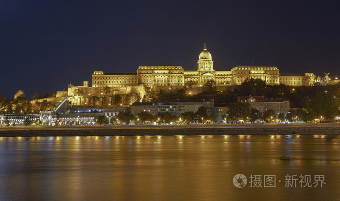 布达城堡区由多瑙河在晚上。布达佩斯，匈牙利。人类发展报告 