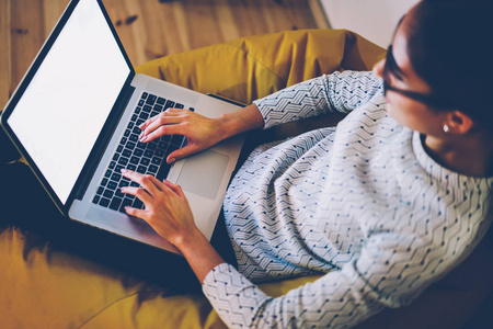 女性在膝上型电脑上的计算机搜索信息在线查询, 女自由职业者使用上网本与模拟屏幕键盘出版物在网页上做远程工作在 coworking