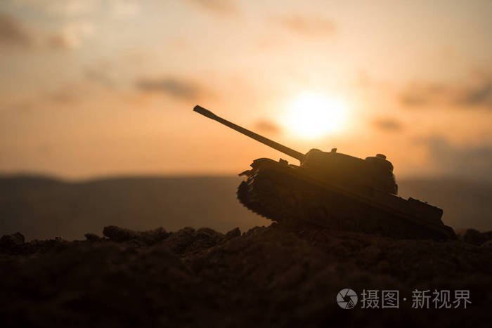 军事剪影战斗场面在战争雾天空背景下, 世界大战战士剪影在多云天际之