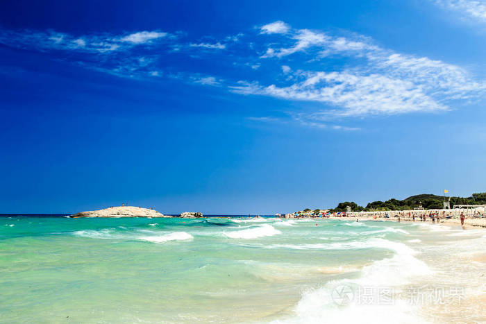 在撒丁岛海滩在炎热的夏天一天