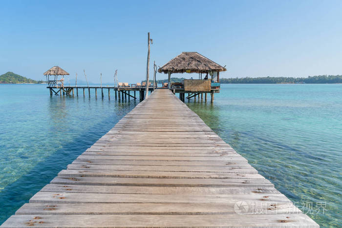 在泰国普吉岛的木质码头与小船.暑假,旅游,度假和度假的概念