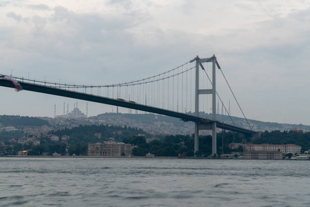 在伊斯坦布尔土耳其的多云天气的博斯普鲁斯海峡大桥景观