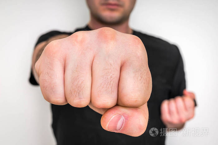 攥紧的拳头准备战斗的特写镜头