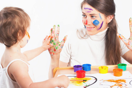 妈妈和宝宝用彩色的油墨颜料绘制