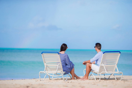 夫妇在马尔代夫的热带海滩上放松