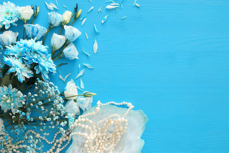顶视图的美观 精致的蓝色插花旁边的珍珠项链