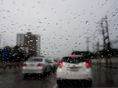 雨天交通堵塞汽车眼镜上的雨滴