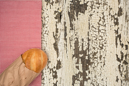 一块木桌上的面包。顶部视图。抽象背景, 空模板