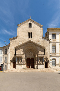 位于法国阿尔勒的圣圣特罗菲姆大教堂的西立面。法国罗讷河口省杜罗纳