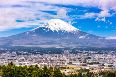 御殿场市和远处的富士山