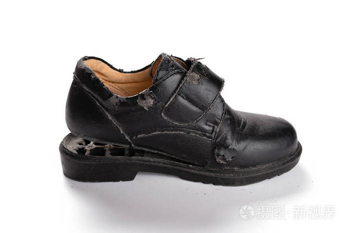 白色背景的坏皮鞋