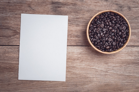 咖啡豆和的横格纸上木桌顶视图