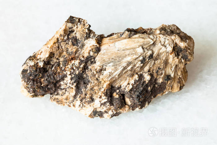 乌拉尔山白大理石粗 Clinochlore 岩石天然矿物黑晶体的宏观拍摄