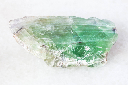 乌拉尔山白大理石绿色绿柱石宝石天然矿物板的宏观拍摄