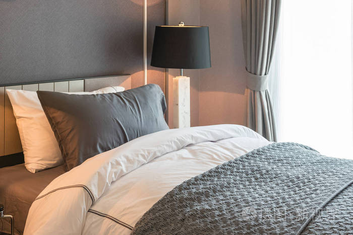 在经典风格的卧室里的黑灯单床