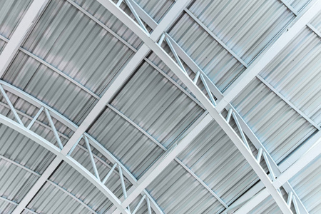 工业建筑用金属桁架屋面.内部视图照片