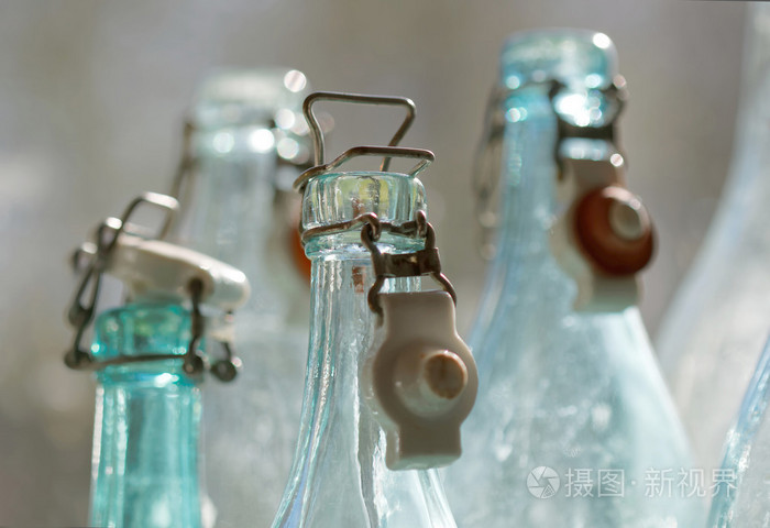 旧的老式玻璃空瓶特写