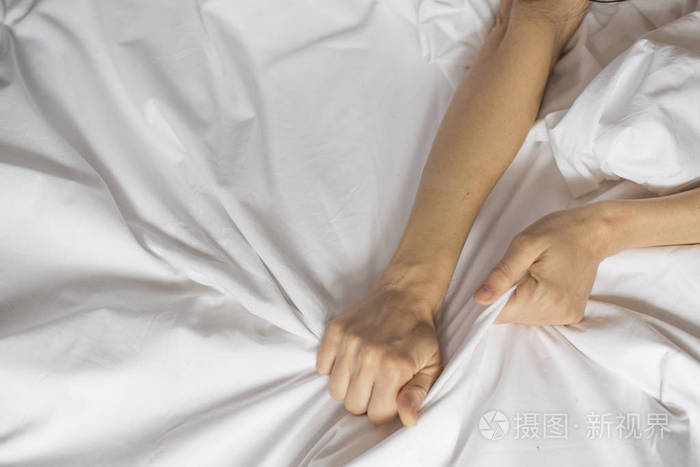 女手拉白色床单在狂喜之中,照片-正版商用图片0qs2kj-摄图新视界