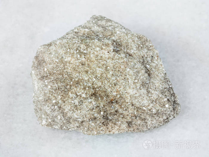 乌拉尔山白大理石天然矿物粗糙白云母云英岩岩的宏观拍摄